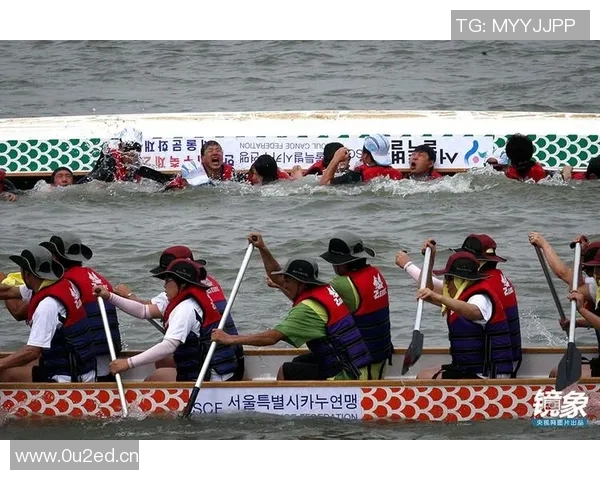 《激情四溢的泳池赛场，运动员们奋勇争先，展开速度与技巧的巅峰对决》